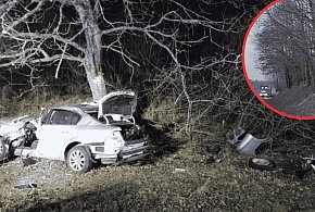 NOCNY śmiertelny wypadek na dw 212. Samochód uderzył bokiem w drzewo