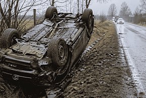 Dachowanie skorodowanej Toyoty. W czasie jazdy URWAŁ SIĘ element zawieszenia