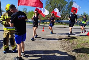 80 kilometrów na 80-lecie OSP Tuchomie. Pobiegli z biało-czerwoną flagą