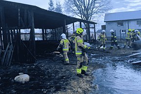 SPŁONĘŁA wiata w Pomysku Małym. W środku maszyny rolnicze i drewno