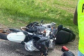 Motocyklista ranny po zderzeniu z osobówką na DK20. Kierująca Renault skręcała