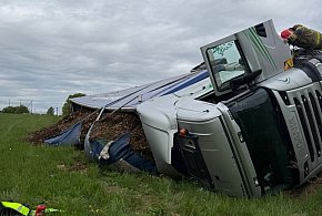 Ciężarówka wypadła z drogi. Na pobocze wysypała się kora!