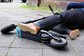15-latek przewrócił się na hulajnodze. Od 3 czerwca kaski obowiązkowe