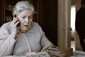 Seniorka straciła 78 tysięcy złotych. Oszuści zadzwonili „na wypadek”