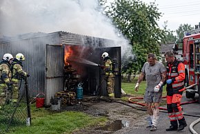Pożar w garażu w Trzebiatkowej. Jedna osoba poparzona