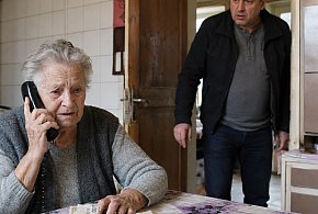 „Mamo, pomóż mi”. Seniorka miała już pieniądze na stole. Syn przerwał OSZUSTWO