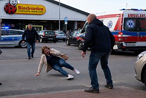 Rowerzysta potrącił pieszą pod Biedronką w Bytowie i UCIEKŁ