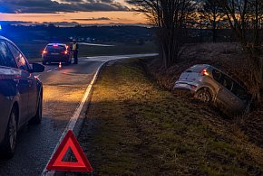Niebezpiecznie na drogach. Samochód w rowie i kierowcy łamiący prawo