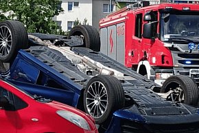 Czy mercedes „zwariował”? Kierująca twierdzi, że samochód sam ruszył i dachował