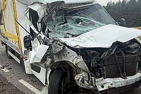 Dostawczak z impetem uderzył w naczepę ciężarówki. Utrudnienia na DW-212!