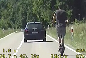 Jechał 70 km/h na hulajnodze. Został nagrany przez policjantów [FILM]