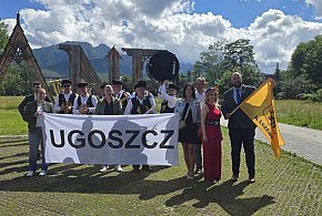Kaszubi dotarli pod Giewont! Wielka flaga na Krokwi i przemarsz przez Krupówki