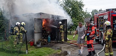 Pożar w garażu w Trzebiatkowej. Jedna osoba poparzona