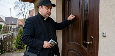 FAŁSZYWY KSIĄDZ krąży po okolicy? Mieszkańcy Rokit i Jasienia ostrzegają seniorów