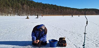 SOLIDNY LÓD i wielki powrót na taflę. Wędkarze rywalizowali na jeziorze Karwno