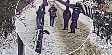 Spokojna rozmowa uratowała życie. 20-latka zeszła z mostu w Bytowie [VIDEO]