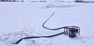 WALKA o oddech pod lodową taflą. Wędkarze ruszyli na ratunek rybom