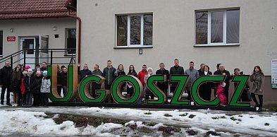 W Ugoszczy „włączyli wiosnę”. Napis zmienił kolor na zielony