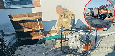 Piwnica jak AKWARIUM, zalana pod sufit. Strażacy interweniowali w Kozach