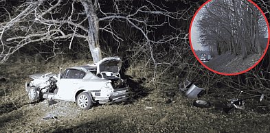 NOCNY śmiertelny wypadek na dw 212. Samochód uderzył bokiem w drzewo
