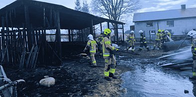 SPŁONĘŁA wiata w Pomysku Małym. W środku maszyny rolnicze i drewno