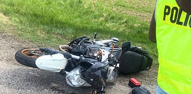 Motocyklista ranny po zderzeniu z osobówką na DK20. Kierująca Renault skręcała