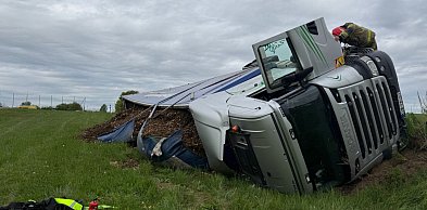 Ciężarówka wypadła z drogi. Na pobocze wysypała się kora!