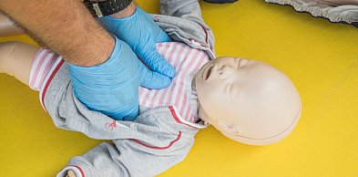 Jak udzielić pierwszej pomocy dziecku? Najważniejsze zasady, które ratują życie