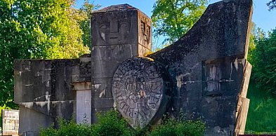 Światowid idzie DO ROZBIÓRKI. Bytów traci brzydki pomnik czy kawałek historii?
