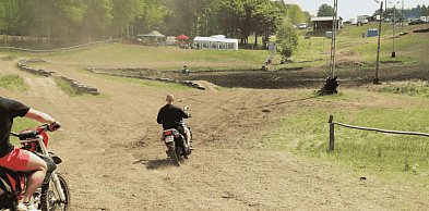 Czołowe zderzenie motocykli na zlocie w Rokitnikach. Dwie osoby w szpitalu