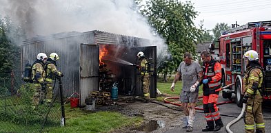 Pożar w garażu w Trzebiatkowej. Jedna osoba poparzona