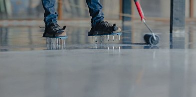 Naprawa uszkodzeń posadzki żywicznej