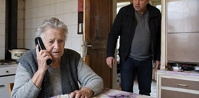 „Mamo, pomóż mi”. Seniorka miała już pieniądze na stole. Syn przerwał OSZUSTWO