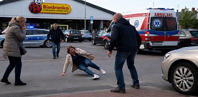 Rowerzysta potrącił pieszą pod Biedronką w Bytowie i UCIEKŁ