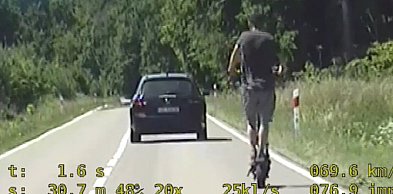 Jechał 70 km/h na hulajnodze. Został nagrany przez policjantów [FILM]