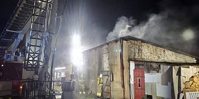 Pożar budynku gospodarczego. Akcja gaśnicza trwała kilka godzin!-21902