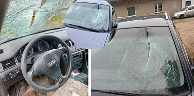 MOKRZYN. Tafla lodu spadła z ciężarówki i rozbiła szybę. Nikt nie pomógł-21981