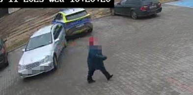 Auto STOCZYŁO SIĘ na radiowóz. Kierowca UCIEKŁ z miejsca zdarzenia [VIDEO]-22362