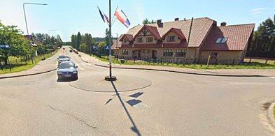 Lampa na środku ronda. Kierowca ciężarówki alarmuje „Totalne nieporozumienie!”-22475