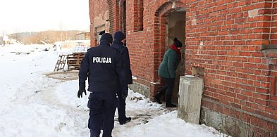 Bytów: Wyścig z mrozem. Policjanci uratowali niedosłyszącego mężczyznę-22660