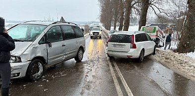 Niebezpieczny poranek w Tuchomiu. KRAKSA trzech samochodów!-22780