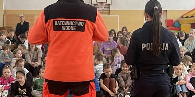 Zima pod kontrolą. Bytowscy policjanci uczą dzieci bezpieczeństwa-22816