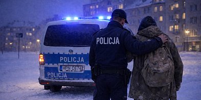 Nocna interwencja: Policjanci uratowali 28-latka przed zamarznięciem-22831