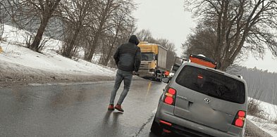 Lodowy ARMAGEDON na drogach powiatu. Kilkanaście kolizji, zablokowane trasy