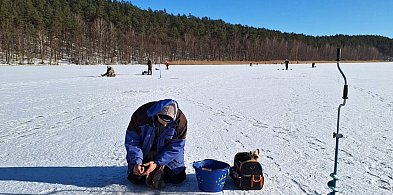 SOLIDNY LÓD i wielki powrót na taflę. Wędkarze rywalizowali na jeziorze Karwno