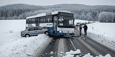 Oblodzony zakręt, zniszczony PKS. W Jeleńczu ostrzegali
