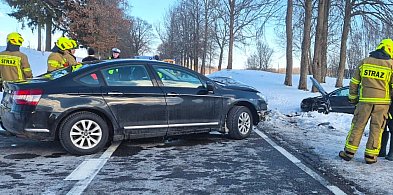 Groźne zderzenie czołowe w Tuchomku. Służby w akcji na DK 20