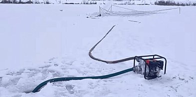 WALKA o oddech pod lodową taflą. Wędkarze ruszyli na ratunek rybom