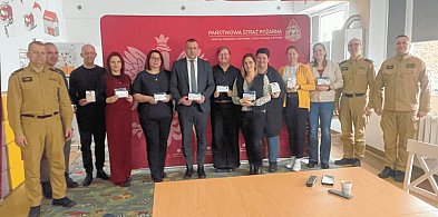 Wspólna WALKA z cichym zabójcą. Strażacy z Bytowa rozdają ratujące życie czujki