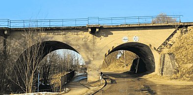 ŚNIEŻKI DZISIAJ, KAMIENIE JUTRO? Niebezpieczna "zabawa" na wiadukcie